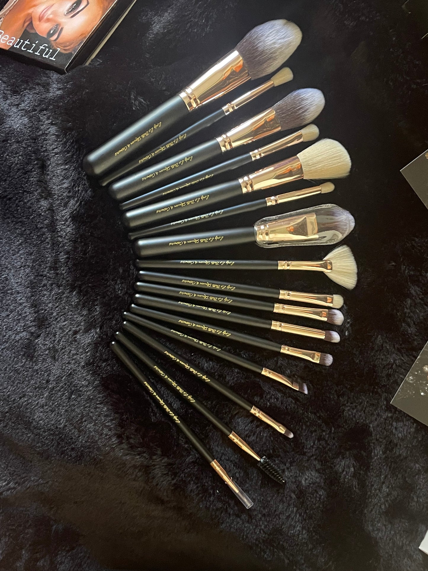 Deluxe Makeup Brush Set/16 Brushes & Round Container a MUA Dream Collection