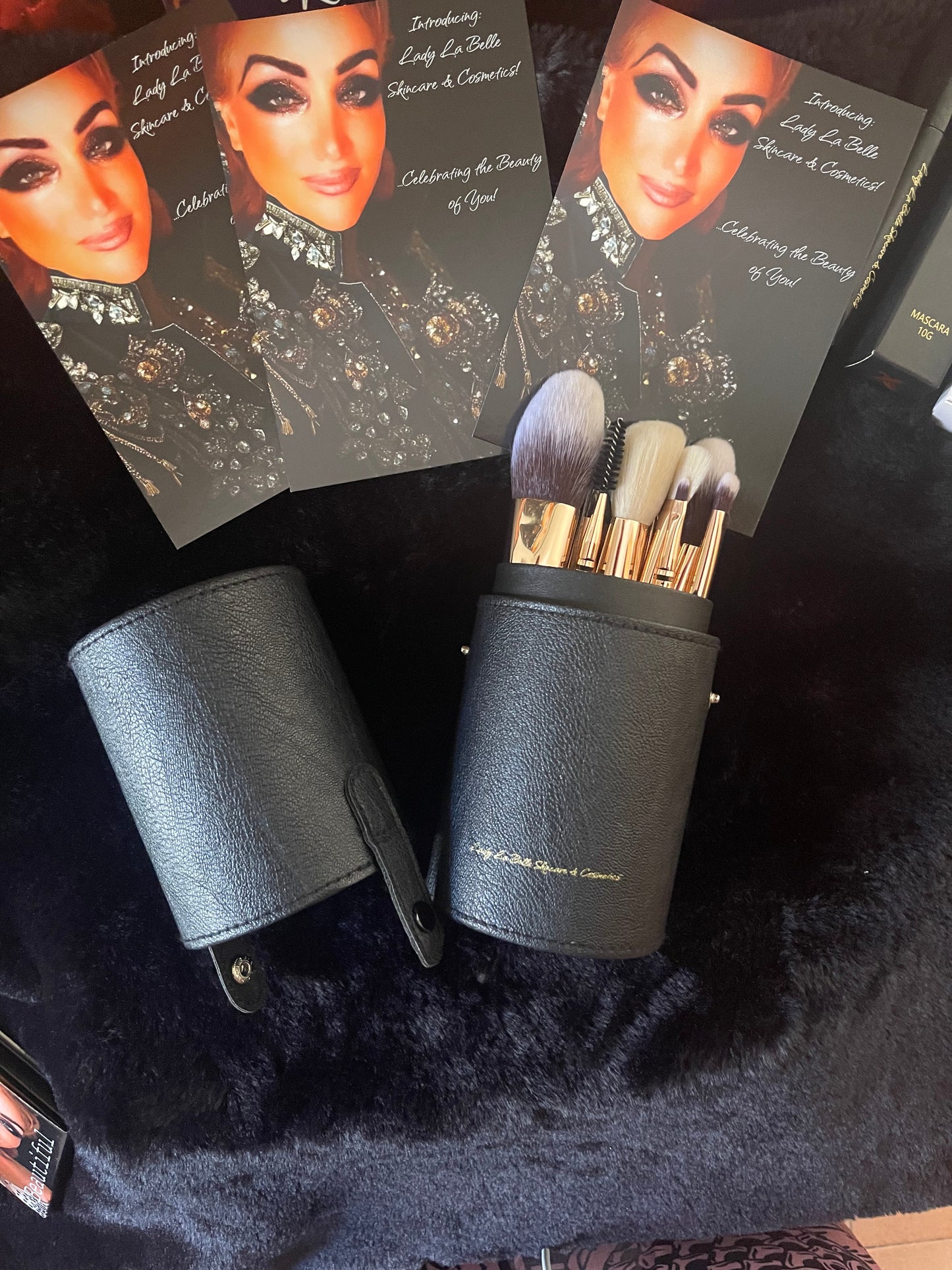 Deluxe Makeup Brush Set/16 Brushes & Round Container a MUA Dream Collection