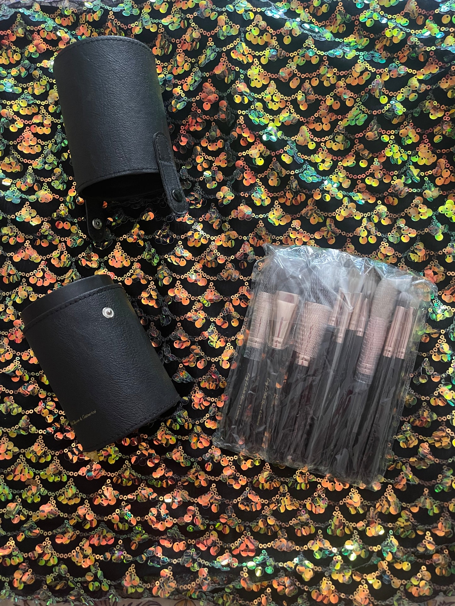 Deluxe Makeup Brush Set/16 Brushes & Round Container a MUA Dream Collection