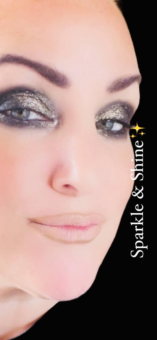 Lady La Belle luxurious 10 Pan Makeup Pallet-Sparkle & Shine Gives you the spotlight every time.
