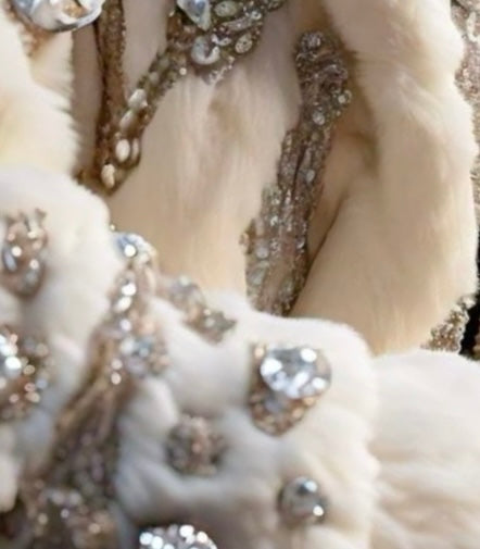 For those that want the “BEST” in life…This is the ultimate Luxurious Rhinestone Encrusted Mascara. It’s long, luxurious, thick and bold. It’s the fur coat on a Wednesday type of person.
